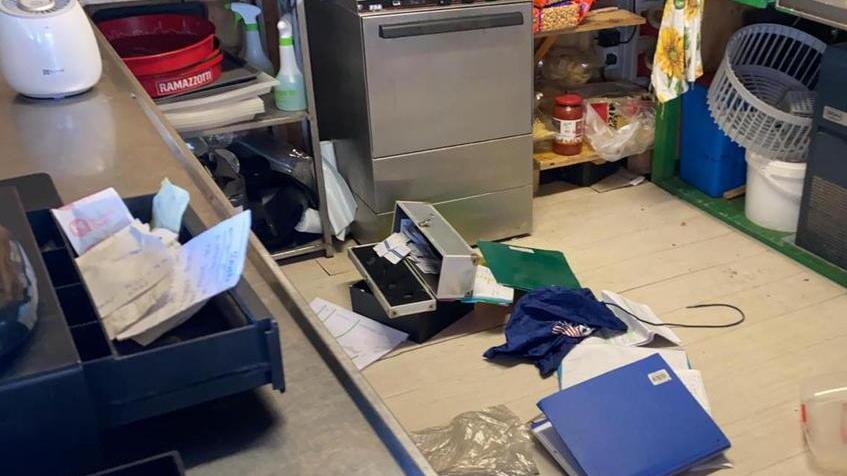 La cucina del ristorante Single Fin dopo il passaggio dei ladri