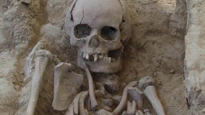 Santa Mustiola regala magie agli archeologi tra tombe di bambini e resti di cinture