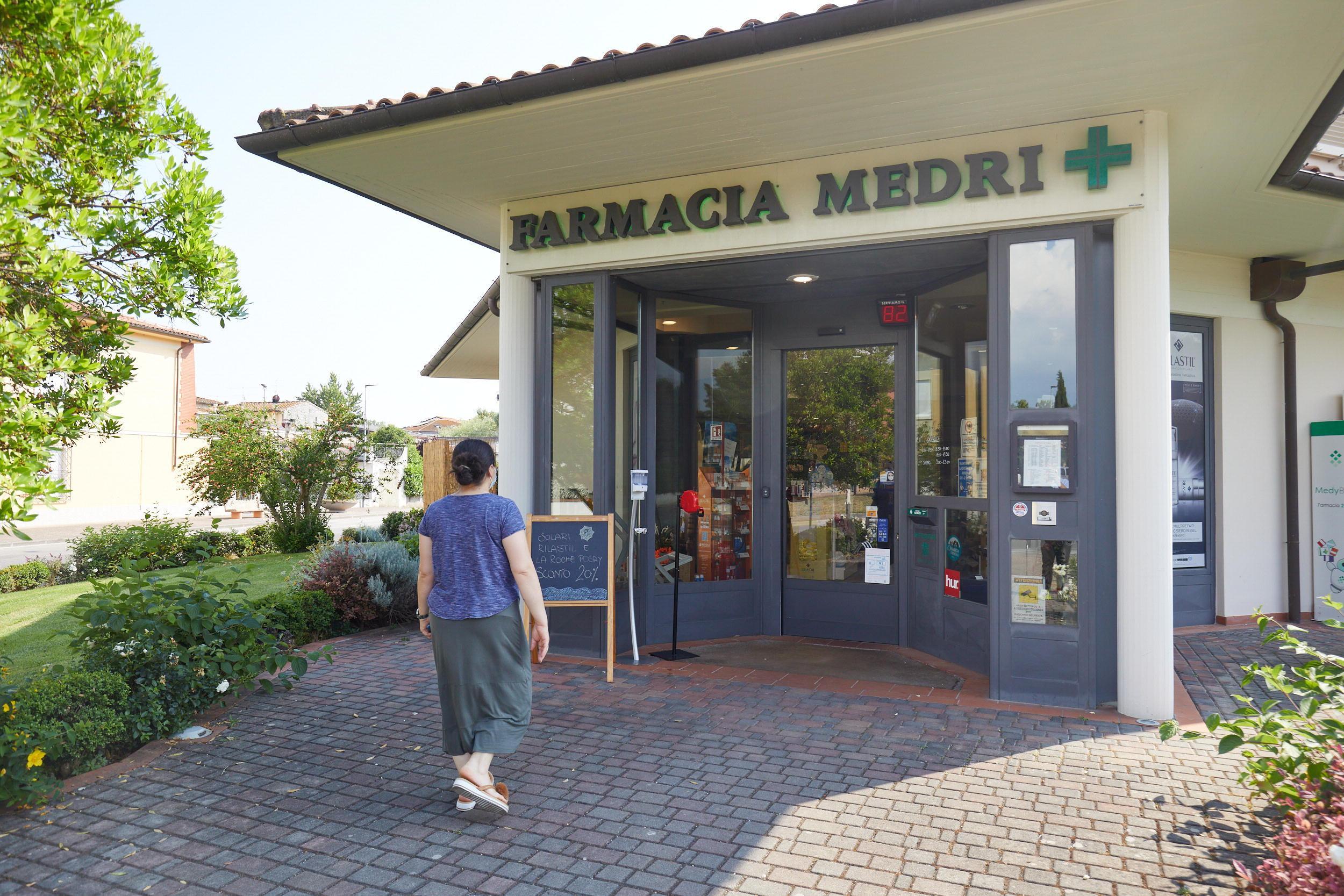 La farmacia Medri di Limite (foto Sestini)