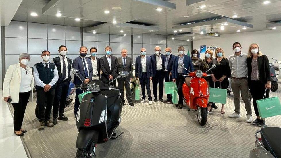 Un momento della visita dei sindaci, amminstratori locali e presidenti di Provincia e Regione alla Piaggio di Pontedera accompagnati dal presidente Roberto Colaninno