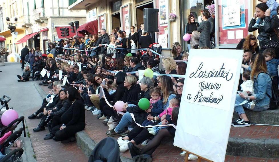 Flash mob del  Comitato Lasciteci nascere a Piombino del maggio 2019 (foto Paolo Barlettani)
