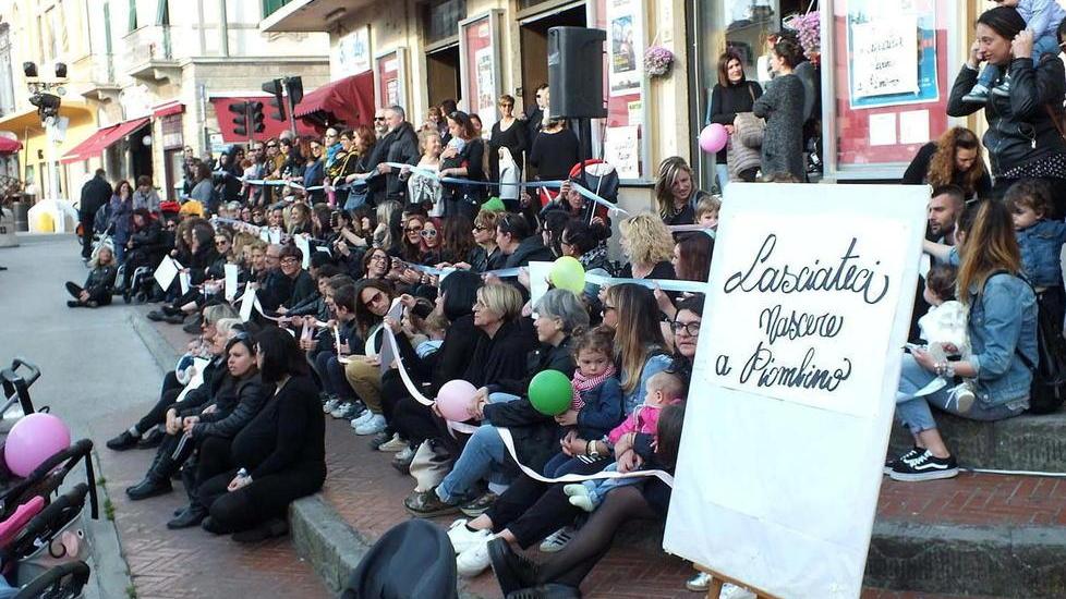 Flash mob del Comitato Lasciteci nascere a Piombino del maggio 2019 (foto Paolo Barlettani)