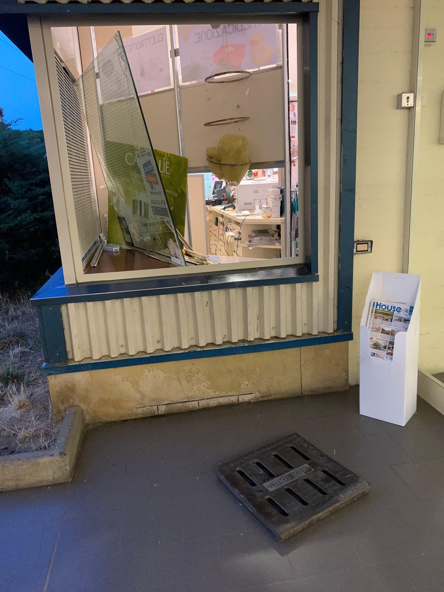 La farmacia spaccata con un tombino