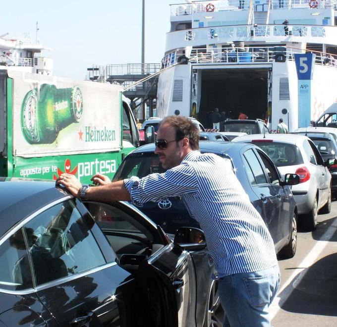 Turisti a Piombino in attesa dell'imbarco per l'Elba (PaBar)