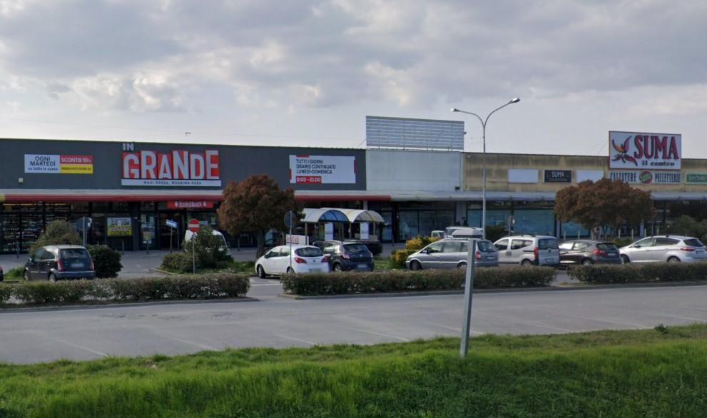 Il centro commerciale di via del Commercio, a Collesalvetti (foto d'archivio)