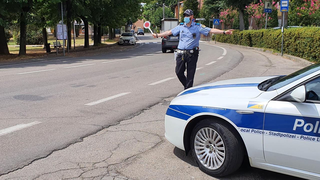 Alla guida senza patente né assicurazione, nei guai un ventenne di Scandiano