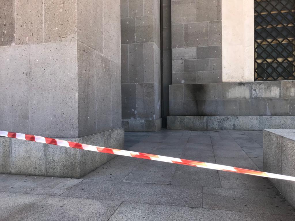 Molotov contro un muro del Tribunale di Cagliari: arrestato il presunto incendiario 