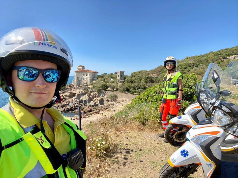 Due volontari Svs con gli scooter d'emergenza