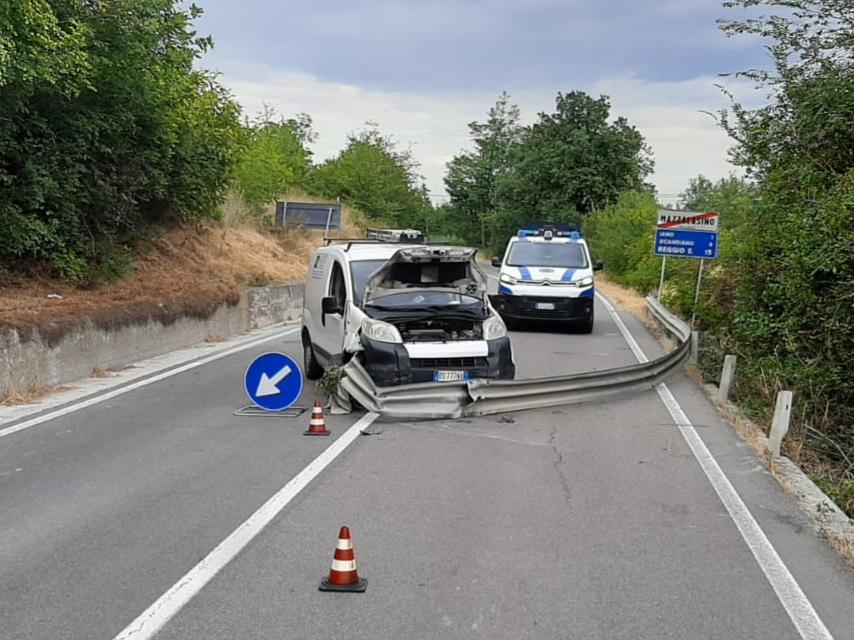 Il furgone Peugeot Bitter che è andato a finire contro il gard rail in via per Viano a Mazzalasino