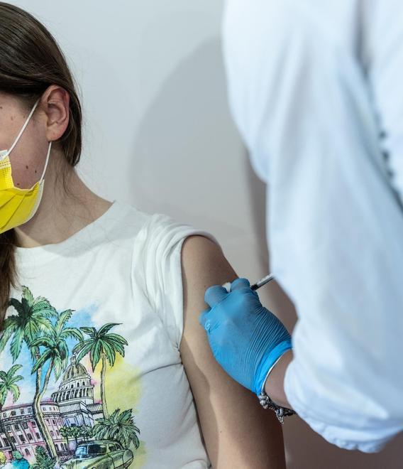 «Ragazzi ora tocca a voi: vaccinatevi e tutti a scuola» 