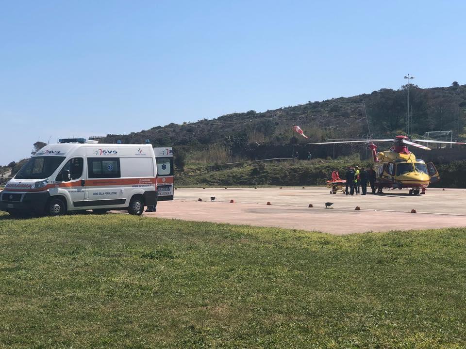 Un'ambulanza della Svs e l'elisoccorso a Capraia