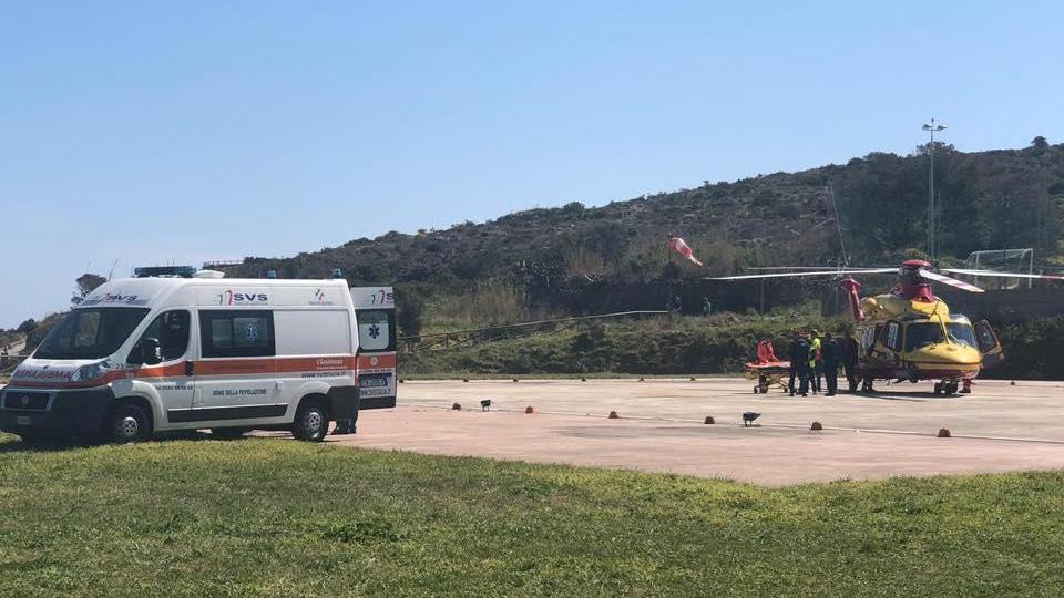 Un'ambulanza della Svs e l'elisoccorso a Capraia