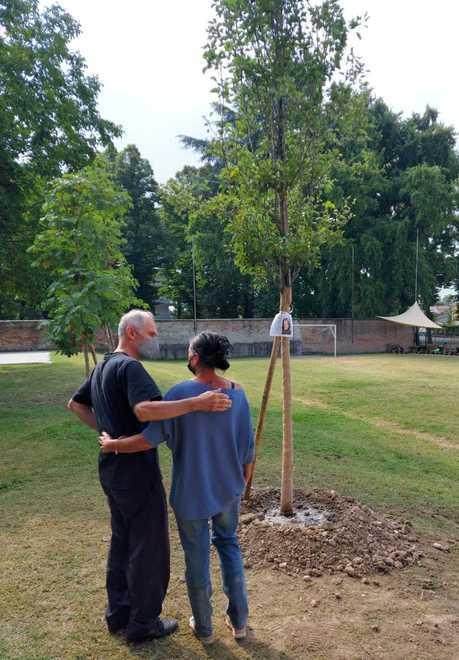 Un albero nel parco in memoria della 21enne Martina uccisa dal Covid 