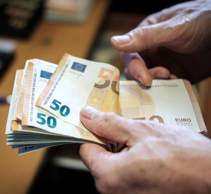 Ci tengono a galla i risparmi di una vita 