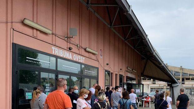 Black out al Palaterme, parte in ritardo la vaccinazione Pfizer