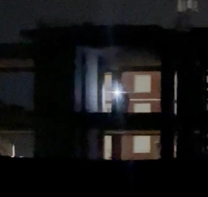 Ragazzi dentro il cantiere abbandonato in Passeggiata 