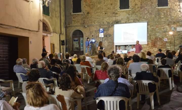 Gli scrittori e i loro racconti stasera in piazza Mazzini