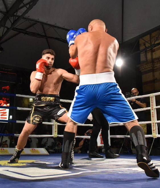 Più di mille intorno al ring in piazza