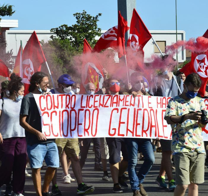 La manifestazione dei lavoratori davanti allo stabilimento della Gkn di Campi Bisenzio (foto Andrea Ruggeri/ Massimo Sestini)