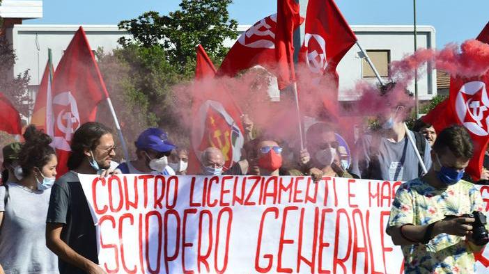 La manifestazione dei lavoratori davanti allo stabilimento della Gkn di Campi Bisenzio (foto Andrea Ruggeri/ Massimo Sestini)