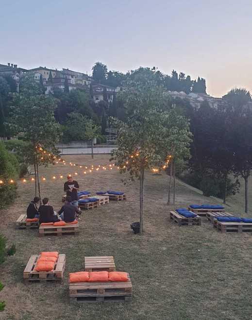 Nel parco urbano il Sonnino Hilltop Bar relax in mezzo al verde 