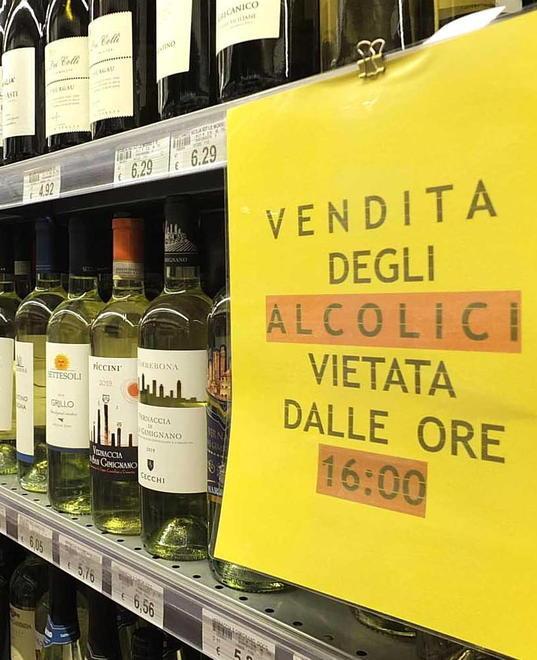 Stop agli alcolici e alle bibite in vetro 