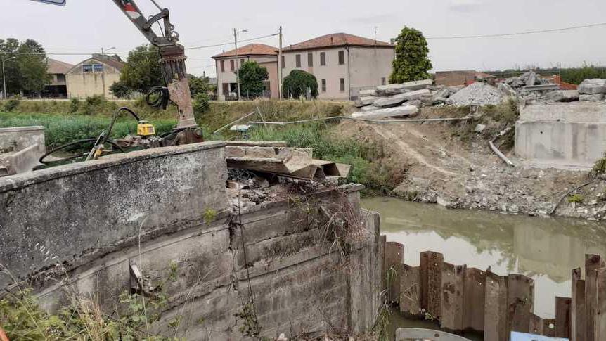Demolito il ponte Ora via ai lavori del nuovo viadotto
