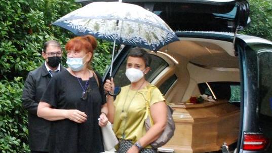 Un silenzio pieno di rispetto per l’ultimo saluto a Tony Natali