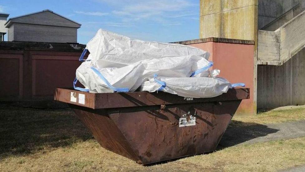 Per tre giorni bare reduci da esumazioni fuori dal cimitero