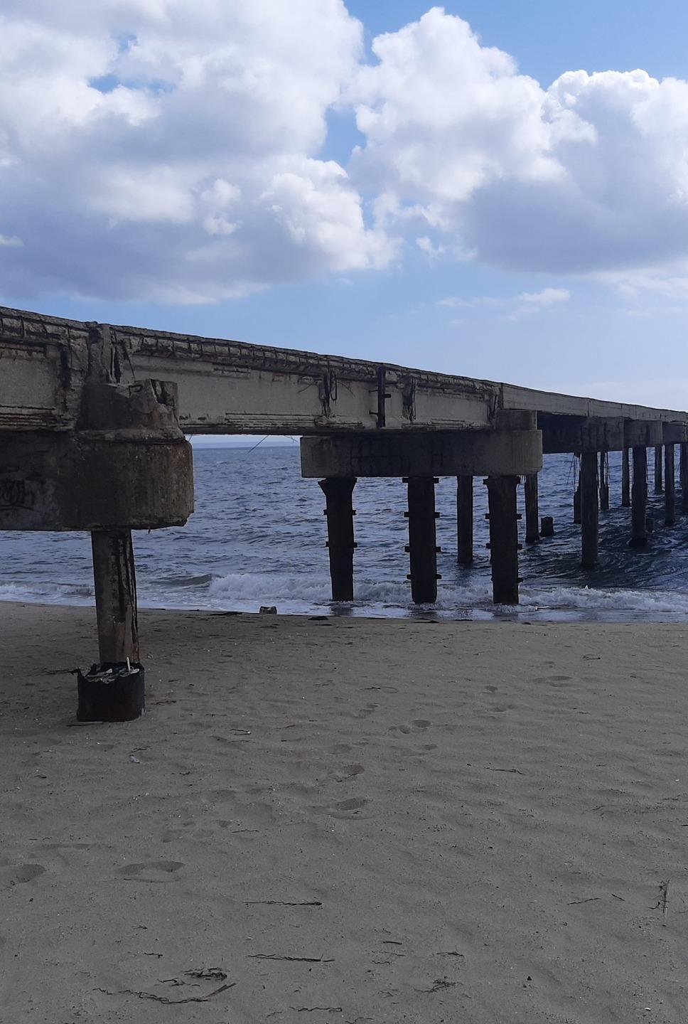 Divieto di accesso al terzo pontile e a un tratto di spiaggia