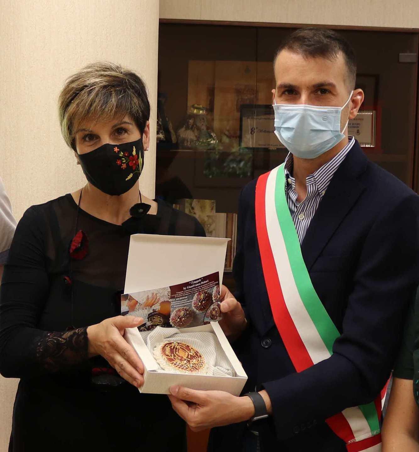 La pasticcera Gianfranca Dettori crea un dolce ispirato al costume di Sennori