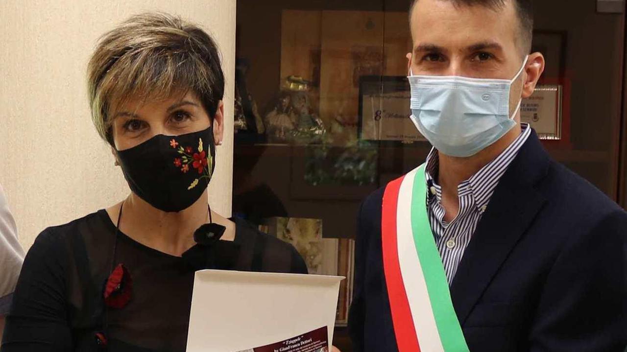 La pasticcera Gianfranca Dettori crea un dolce ispirato al costume di Sennori