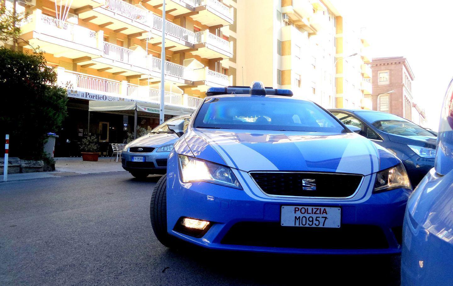 Fugge con la merce rubata, denunciato 