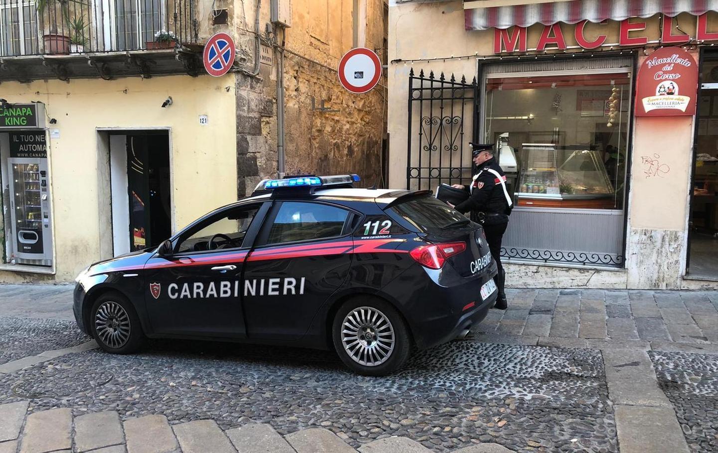 Le sentinelle controllano gli ingressi 