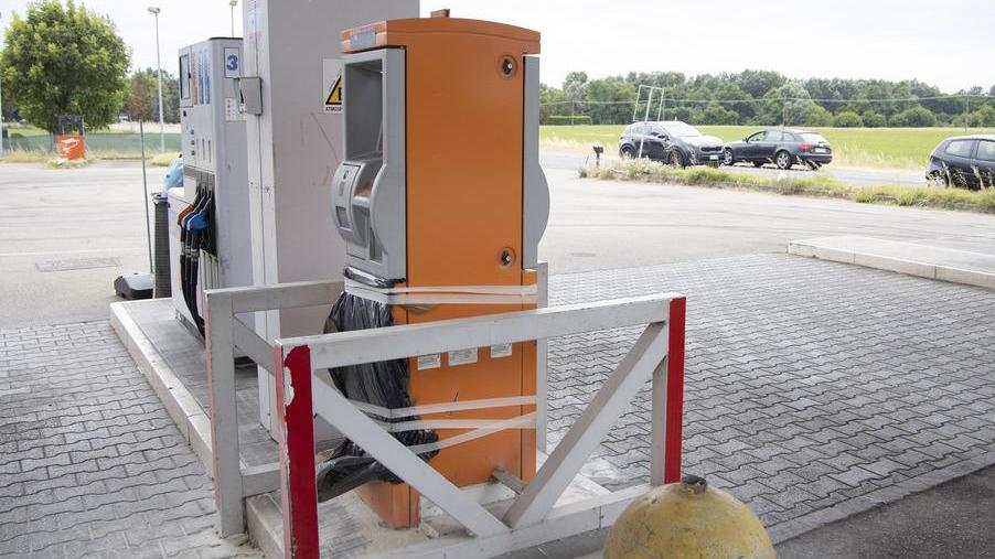 Modena. Assalto al distributore: self-service scardinato, rubati quasi 2mila euro