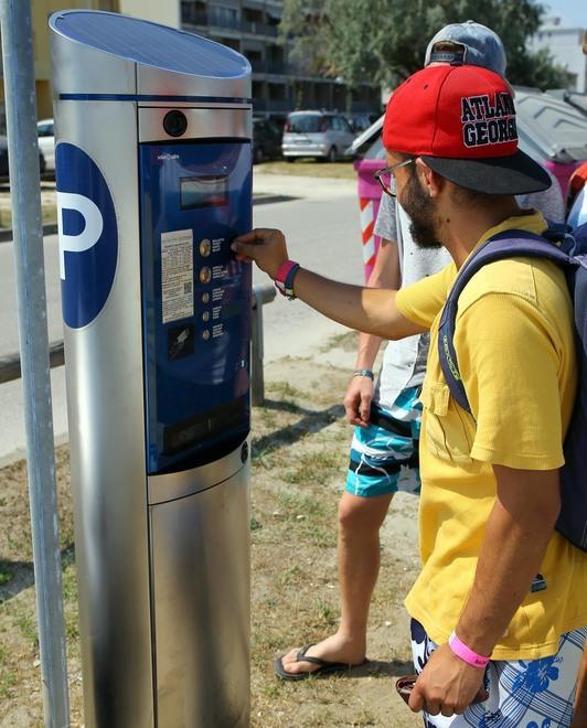 La sosta si paga, a Estensi e Spina fioccano multe: «Danno per i clienti e per noi» 