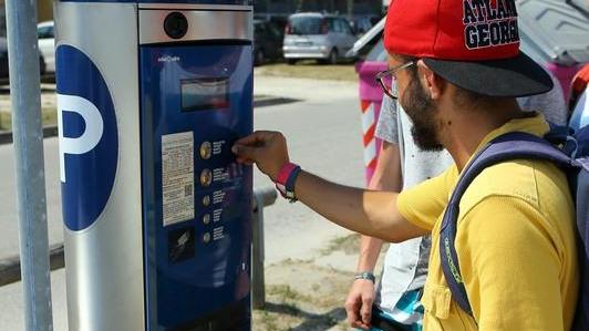 La sosta si paga, a Estensi e Spina fioccano multe: «Danno per i clienti e per noi»
