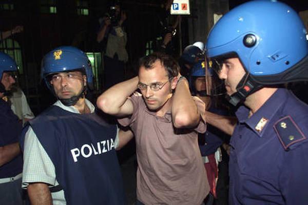 Luglio 2001: un manifestante viene fatto uscire dalla caserma Diaz