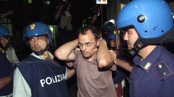 Luglio 2001: un manifestante viene fatto uscire dalla caserma Diaz