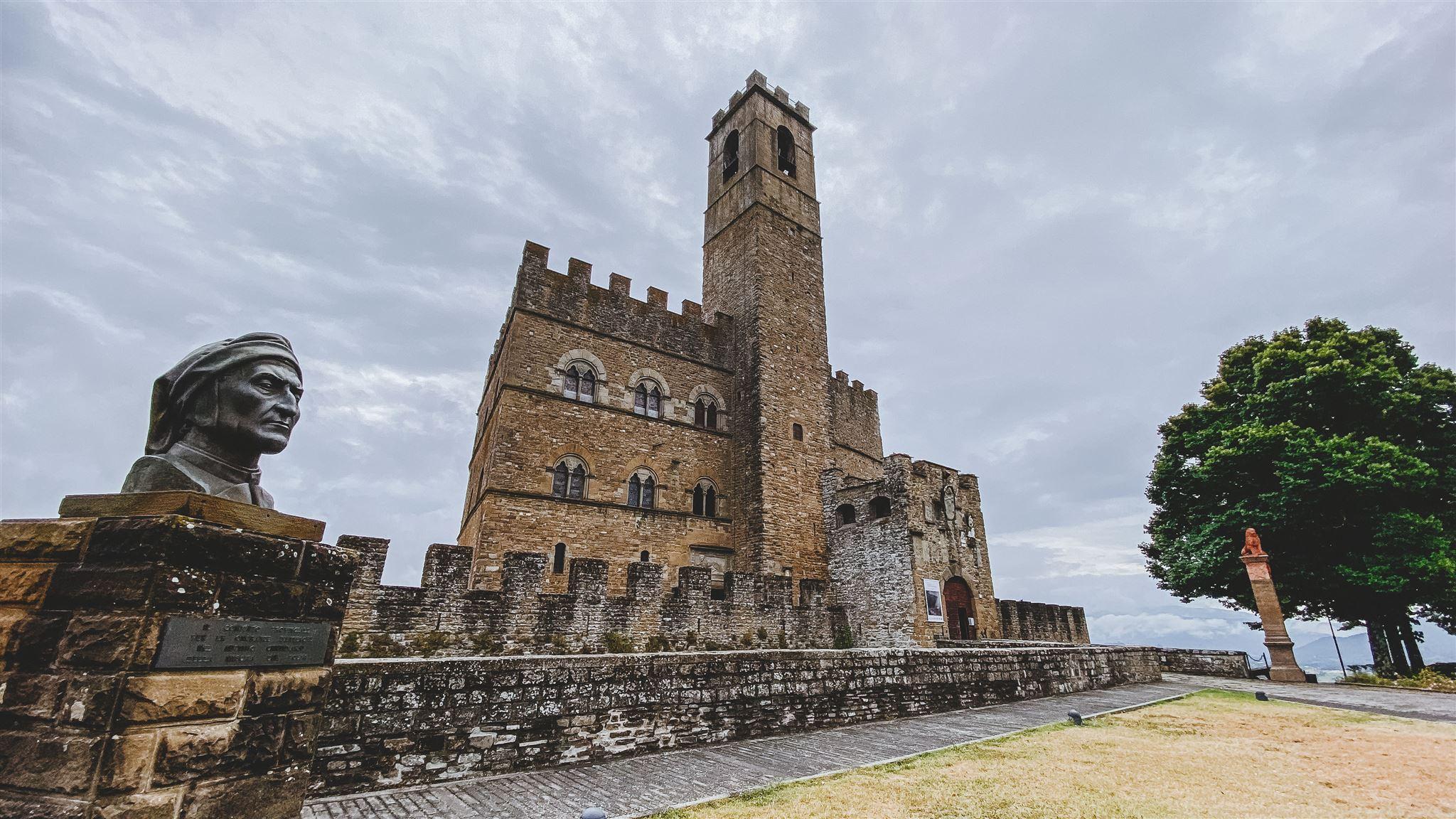 La rocca dei Conti Guidi a Poppi che ospita la mostra dedicata a Dante Alighieri