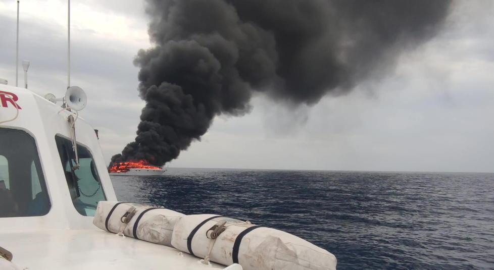 Elba, yacht distrutto dalle fiamme: il relitto si è inabissato. Indagini in corso - Video