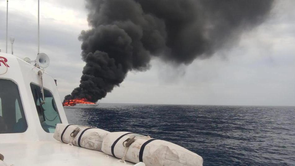 Elba, yacht distrutto dalle fiamme: il relitto si è inabissato. Indagini in corso - Video