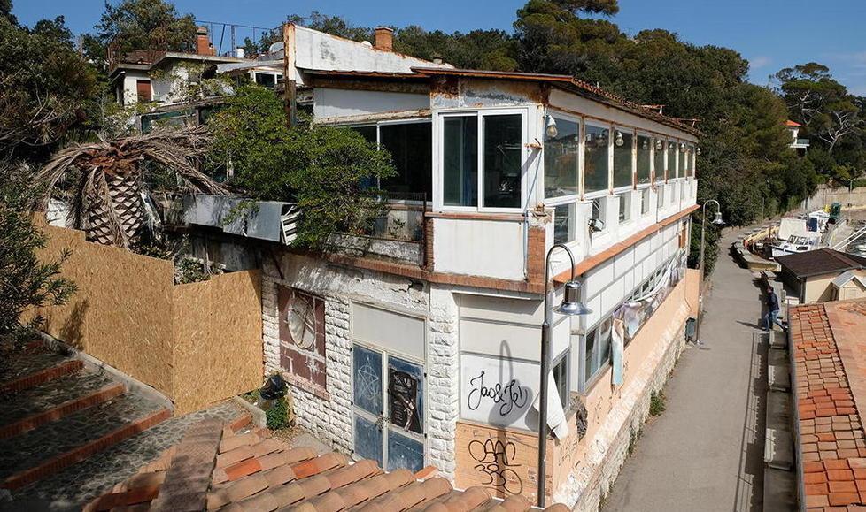 L’edificio di Castiglioncello che un tempo ospitava la discoteca Ciucheba, cuore pulsante delle notti mondane, in una foto recente