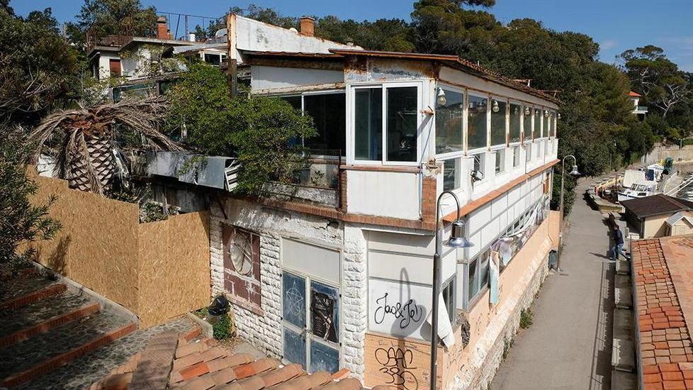 L’edificio di Castiglioncello che un tempo ospitava la discoteca Ciucheba, cuore pulsante delle notti mondane, in una foto recente