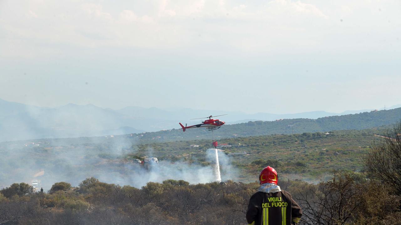 Incendio nella campagna di Budoni, in azione un elicottero