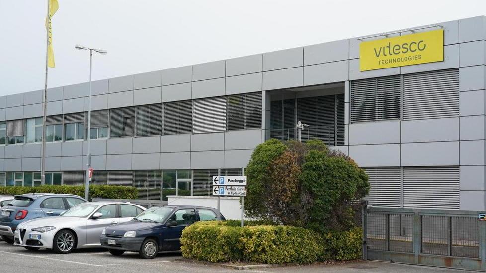 La sede di Fauglia della multinazionale Vitesco, dove vengono prodotti iniettori per motori a benzina (Foto Franco Silvi)