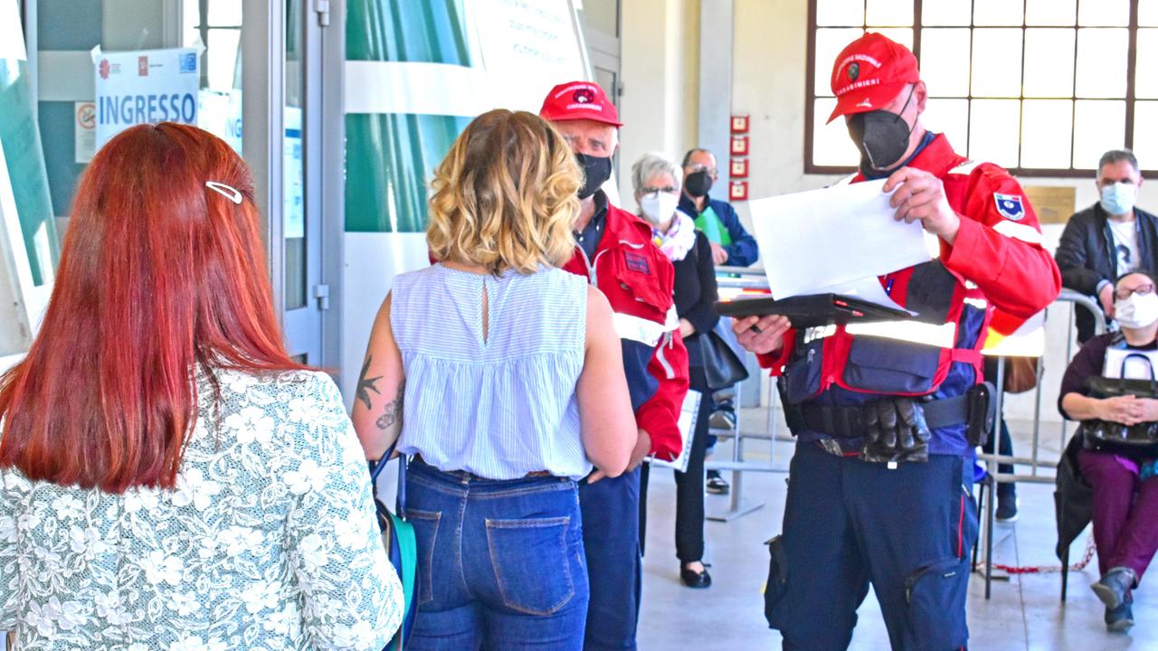 Il centro vaccinale all’ex Cattedrale di Pistoia (Foto Gori)