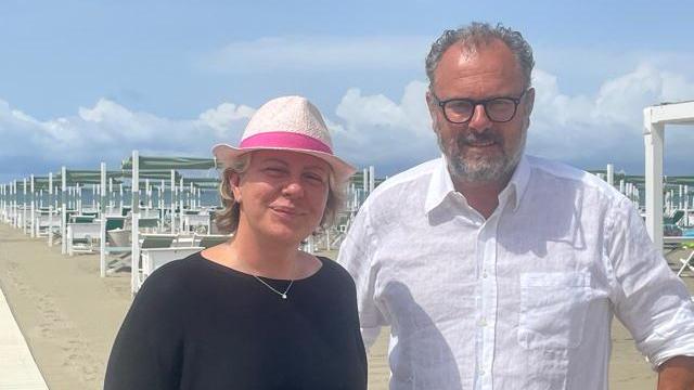 Alessia Berlusconi e Piero Santini sulla spiaggia del bagno Alcione