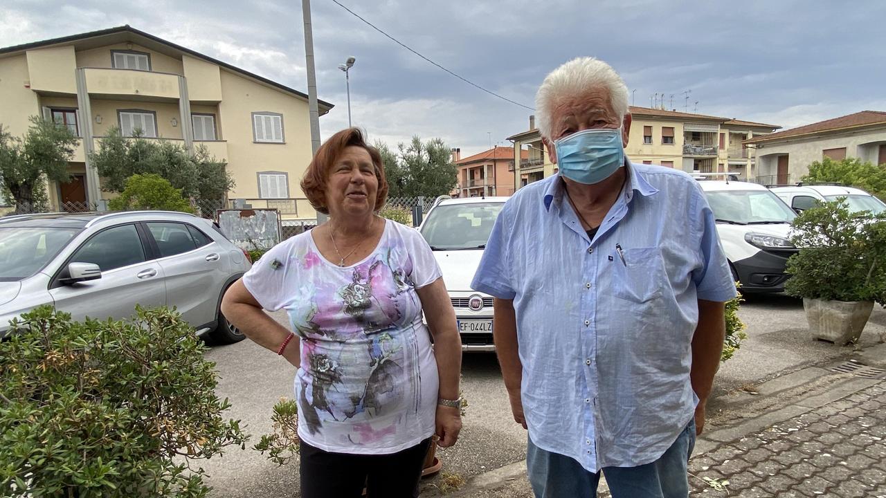 Aggrediti e rapinati in casa: «Zitta o ammazziamo tuo marito»