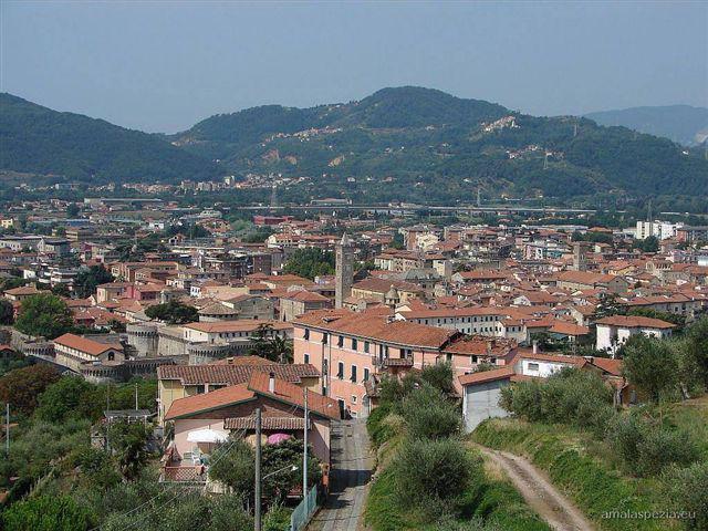 Una veduta aerea di Carrara, tra le città che hanno perso residenti nel corso dell’ultimo anno